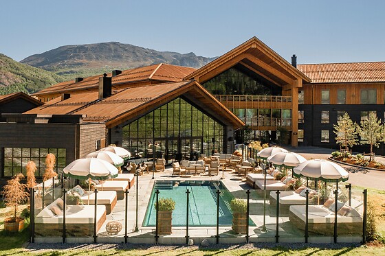 Pool Club & Dine for 2 hos Fýri Resort